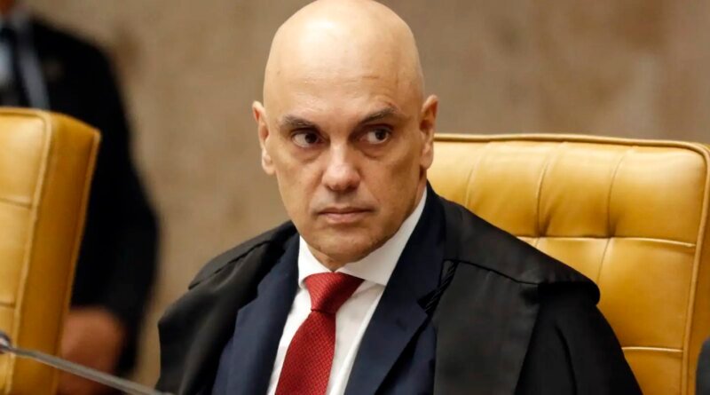 Moraes suspende visitas de Flávio a Bolsonaro na prisão domiciliar