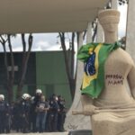 Brasília (DF), 08/01/2023 - Estátua da Justiça em frente ao STF pintado com os dizeres