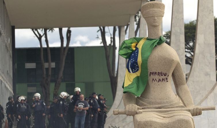 Brasília (DF), 08/01/2023 - Estátua da Justiça em frente ao STF pintado com os dizeres