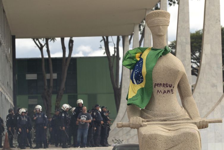Moraes concede regime semiaberto a Débora do Batom, condenada pelo 8/1
