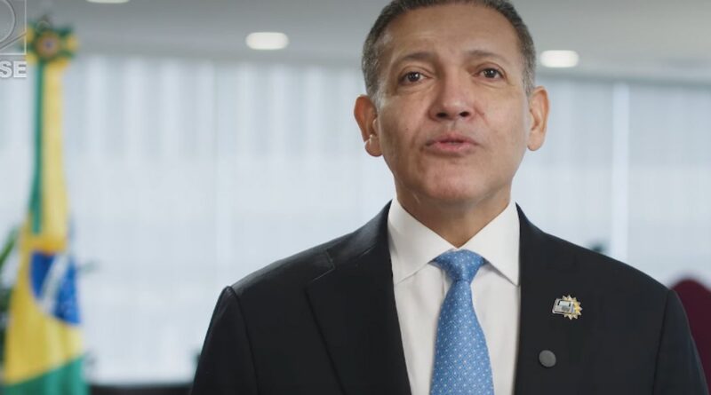TSE atende Flávio e manda suspender canal do whatsapp Exército do Lula